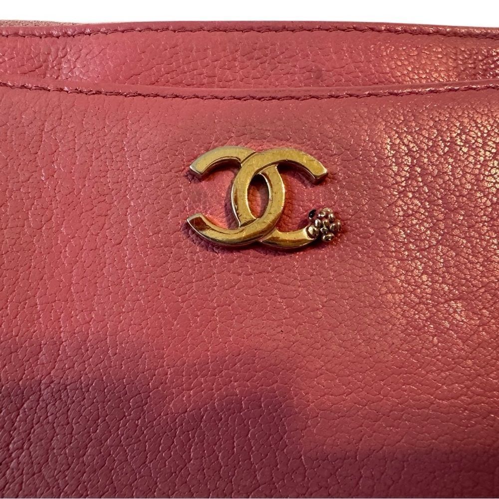 Chanel Pink Clutch with Iconic Logo and Minimalist Design - Picture 8 of 16